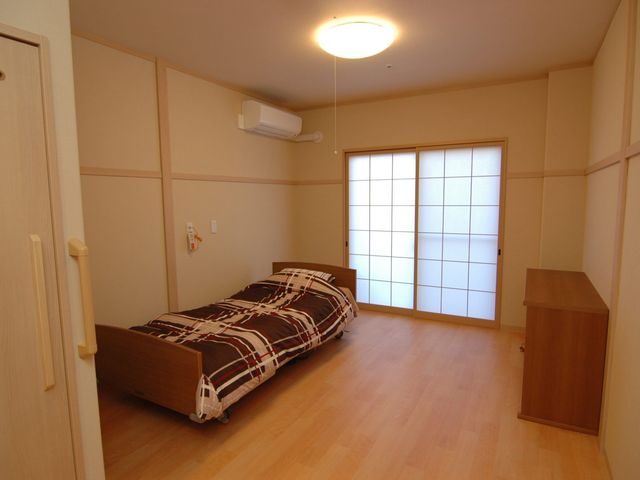 広々とした居室 居室 明るい自然光が差し込む居室です。静かな環境でリラックスして過ごせます。
