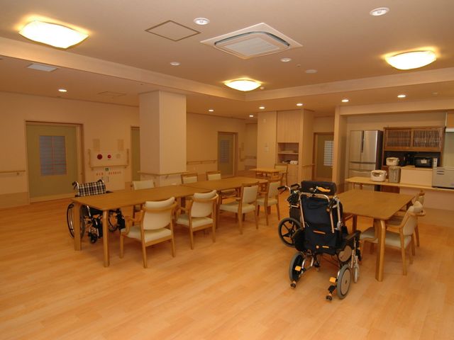 車椅子対応の広い食堂 食堂 車椅子も使用可能な広々としたスペースで、明るい空間が開放感を感じさせます。