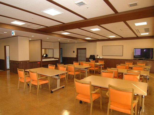 広々としたラウンジ ラウンジ 自然光が差し込む広々としたラウンジです。椅子が配置され、リラックスしながら過ごせます。