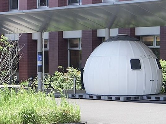 白いドーム型休憩室外観  