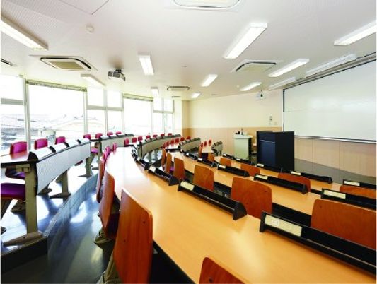 広い講義室の机  