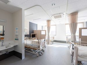 明るい個室ベッドのある居室  