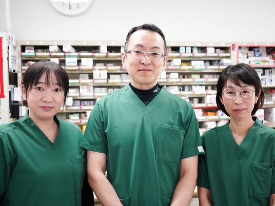 薬棚前のスタッフ  