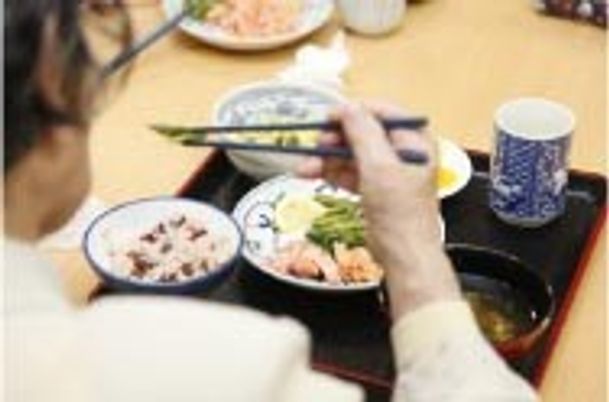 食事風景のテーブル