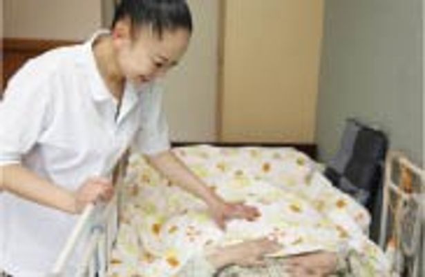 スタッフの笑顔と介護の様子 居室