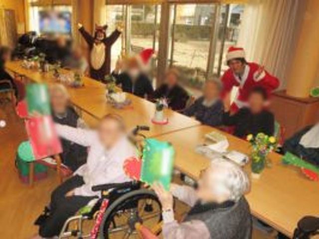 明るい共有スペース ラウンジ 自然光が差し込む広々とした空間で、入居者の方々が和やかに過ごしています。