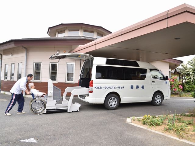 人がサポートする様子の外観 外観 車椅子の方へのサポートが行き届いた施設です。スタッフが親切に対応しています。