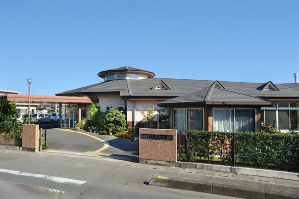 緑に囲まれた建物外観