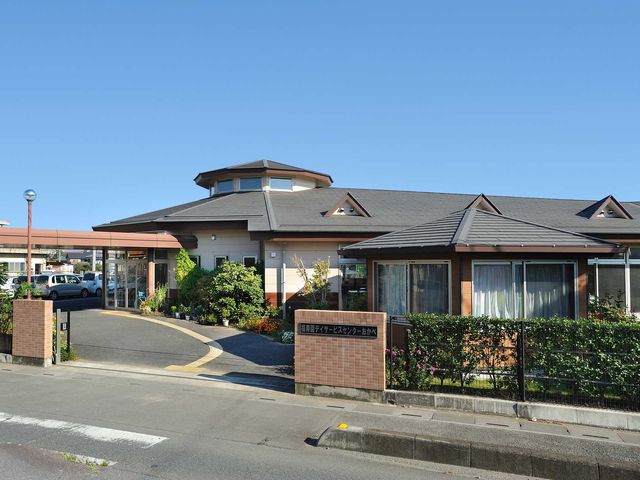 緑に囲まれた建物外観 外観 緑が豊かで開放感のある外観です。四季折々の自然を感じながら働くことができます。