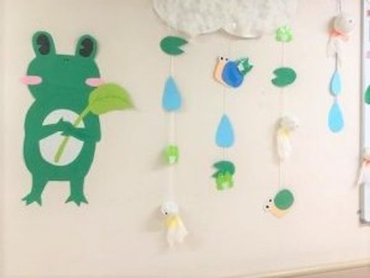 壁面飾りのある廊下  