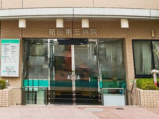 病院の正面玄関  