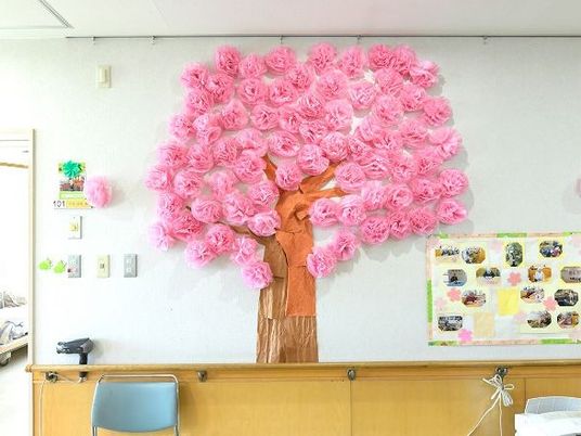 桜の装飾がある廊下  