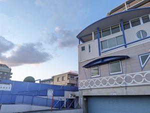 青い外観の建物  