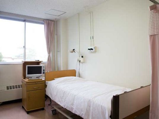 明るい居室のベッド  