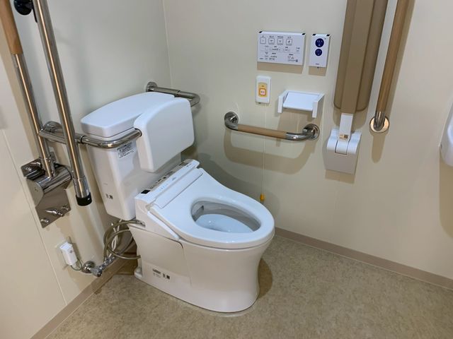 手すりのついたトイレ トイレ 手すりがしっかりと設置されたトイレです。利用者の方が安全に使いやすくなっています。