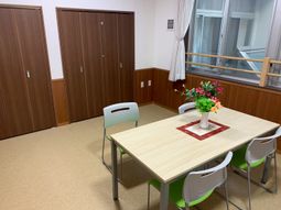 テーブルと椅子がある部屋