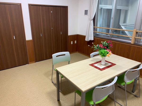 テーブルと椅子がある部屋
