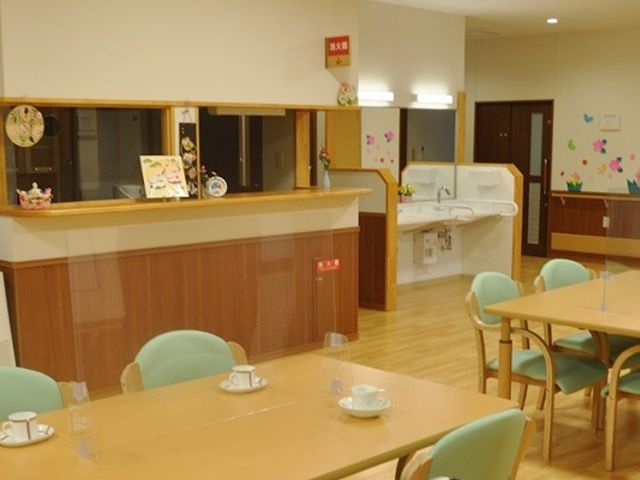 温かみのあるダイニングルーム ダイニングルーム 自然光が差し込む、温かみのあるスペースです。和やかな雰囲気で食事を楽しめます。