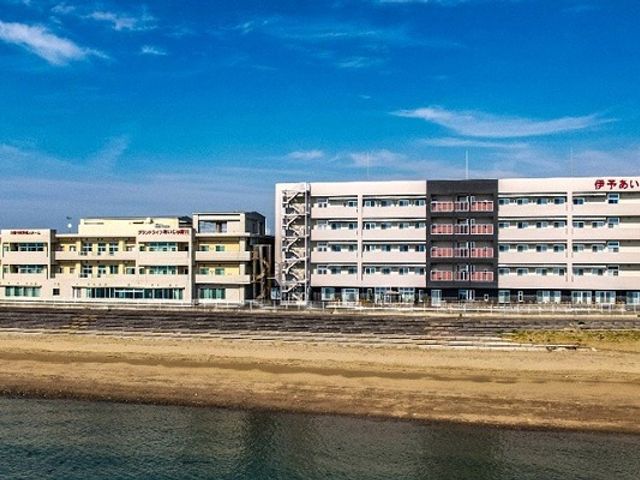 海辺の建物の外観 外観 穏やかな海を臨む建物です。広い窓から自然の光が差し込み、業務を行うには快適な環境です。