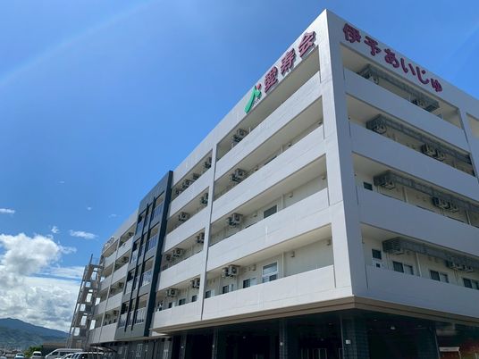 白い外観の建物