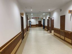 優しい灯りに包まれた廊下