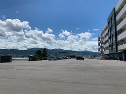広々とした入口前