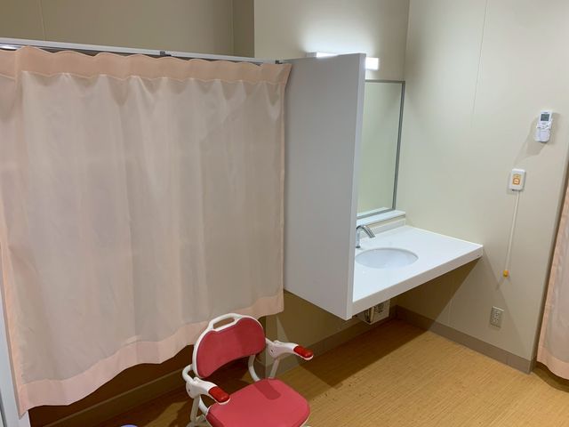 機能的な洗面台 洗面台 落ち着いた色調の空間には、使いやすい洗面台があります。椅子も設置されており、安心して利用できます。