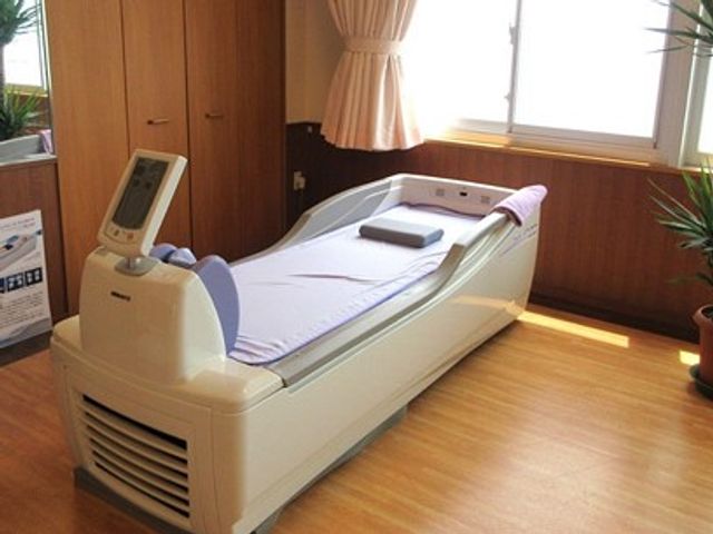 明るい居室のベッド 居室   大きな窓から自然光が入る明るい居室です。電動ベッドが置かれており、落ち着いて休めそうです。