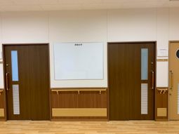 掲示物のある廊下