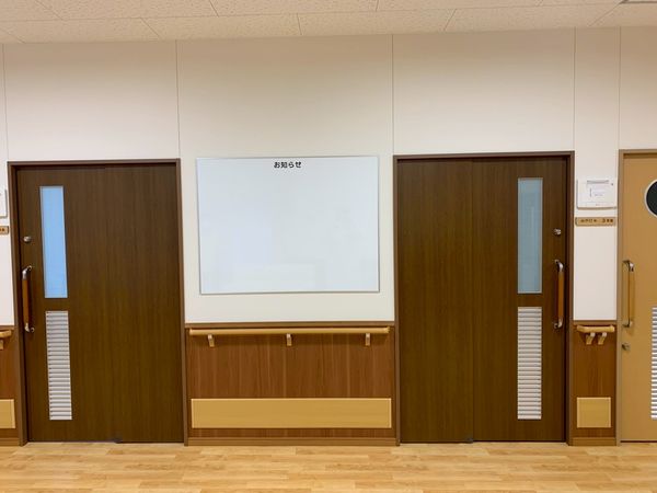 掲示物のある廊下