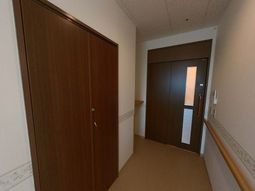 木製の扉がある廊下