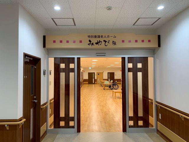 広々とした廊下 廊下 広々とした廊下では、利用者がゆったりと通行できます。明るい照明で清潔感があります。