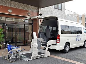 送迎車と玄関前  