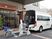 送迎車と玄関前  