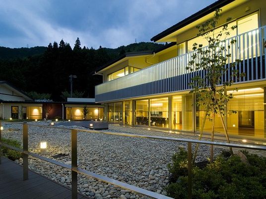 夜景の建物外観  