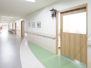 明るい廊下と木目の扉  