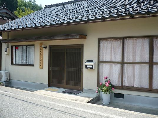 和風の外観と玄関前  