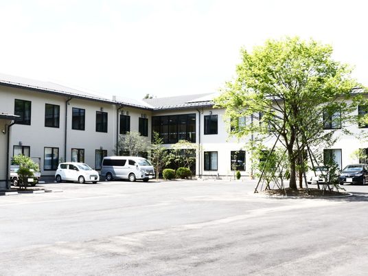 施設の外観と駐車場  