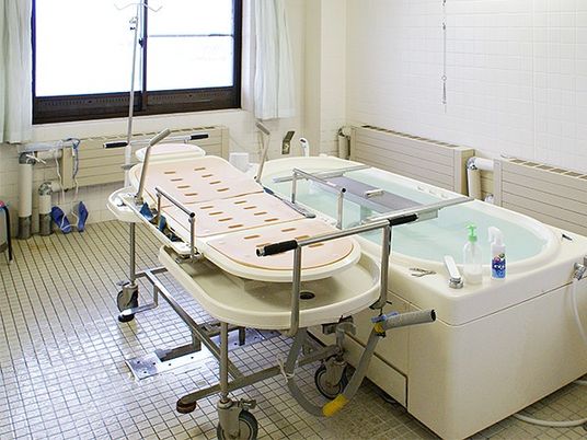 介護用浴槽のある浴室  