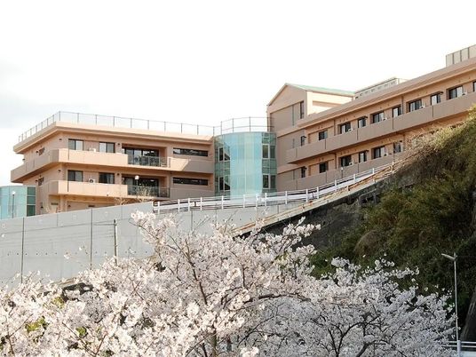 桜の見える外観  