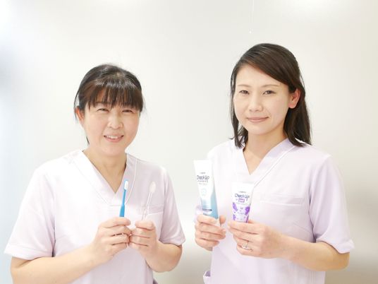 スタッフ2人の笑顔  