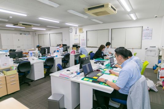 活気ある職場の様子