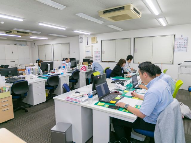 活気ある職場の様子 協力的な雰囲気の職場です。様々な業務に取り組む姿が、チームワークの良さを物語っています。