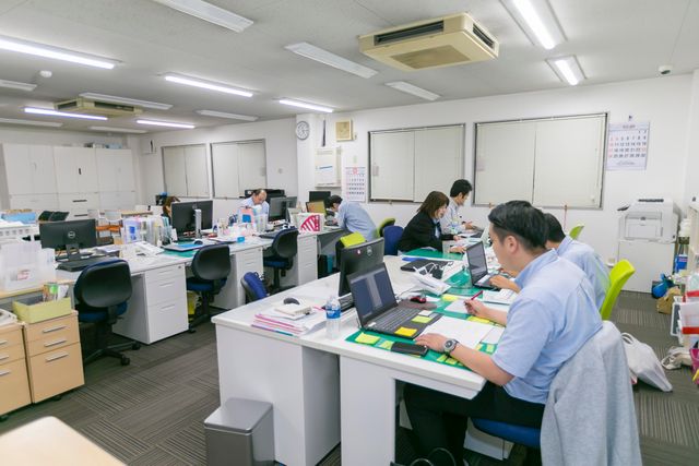 活気ある職場の様子 協力的な雰囲気の職場です。様々な業務に取り組む姿が、チームワークの良さを物語っています。
