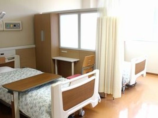 明るい居室のベッド周り  