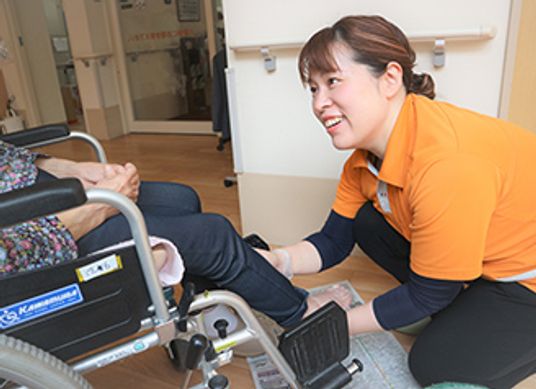 介護を行うスタッフの様子