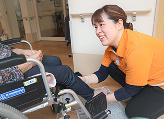 介護を行うスタッフの様子
