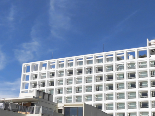 白い建物の外観  