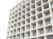 白い外壁の建物外観  
