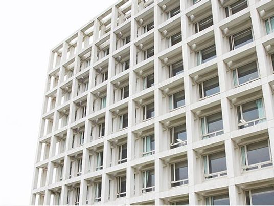 白い外壁の建物外観  